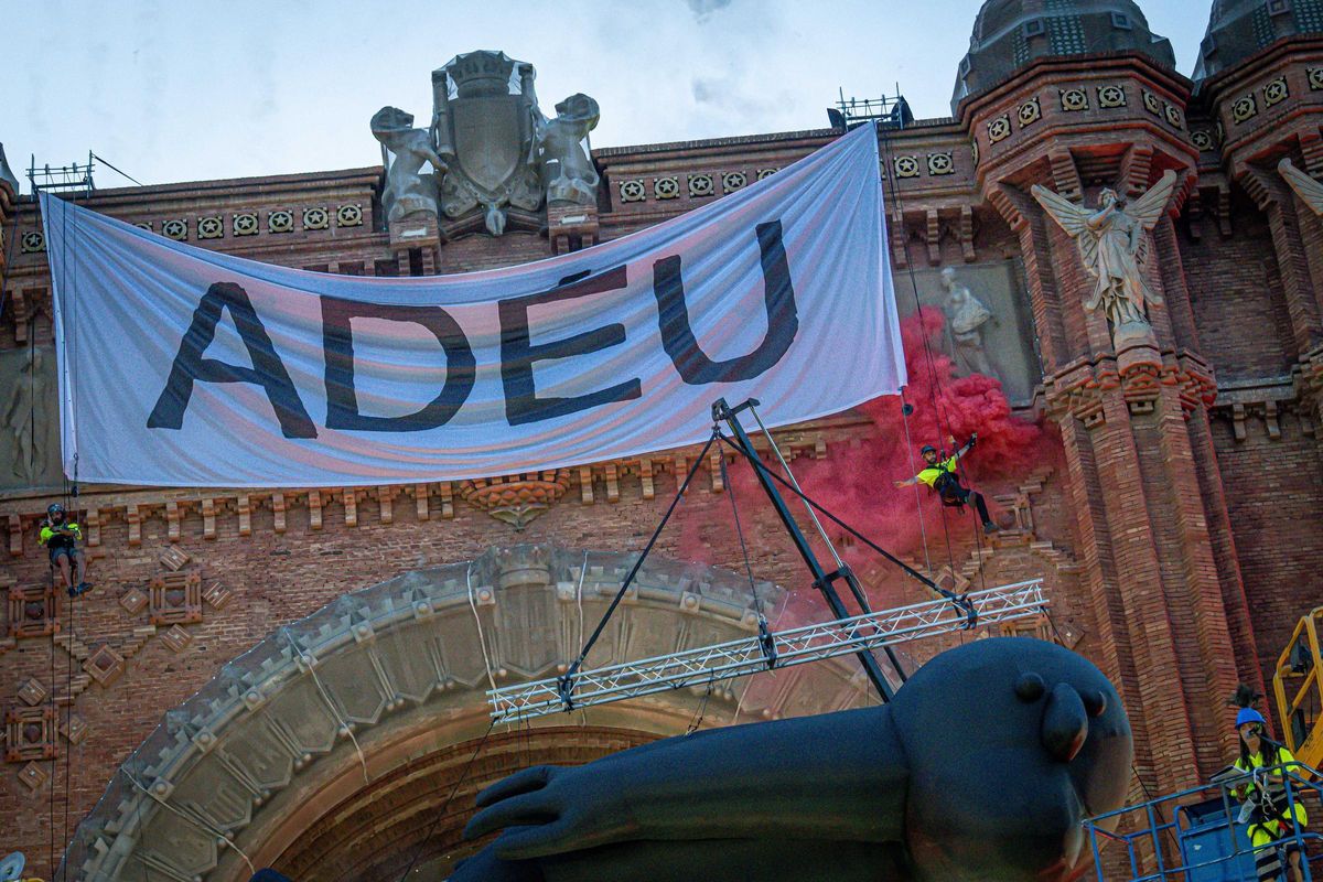 Marc Salicrú desata un espectáculo caótico con más de 300 personas en el Arc de Triomf