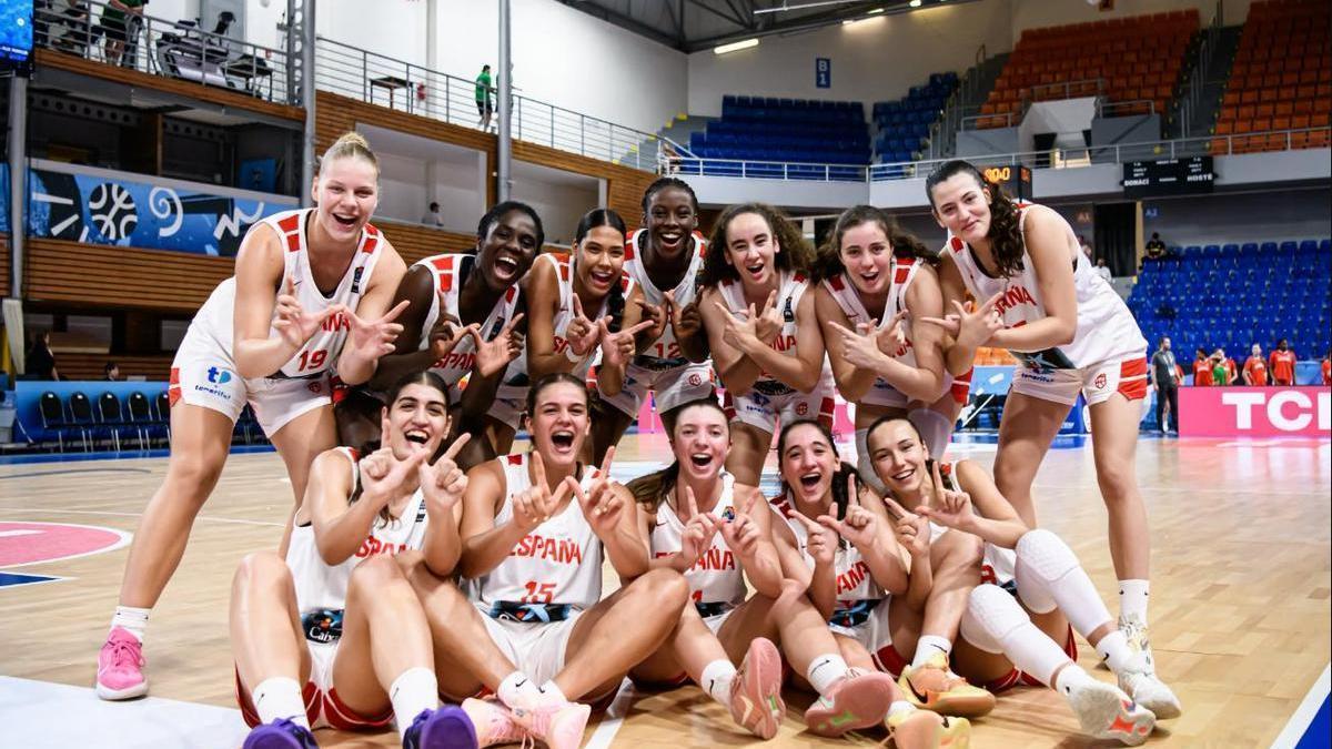 Isa Hernández y Amelia Alonso (Valencia Basket), en sus exhibiciones con España ante Nueva Zelanda en el Mundial U17