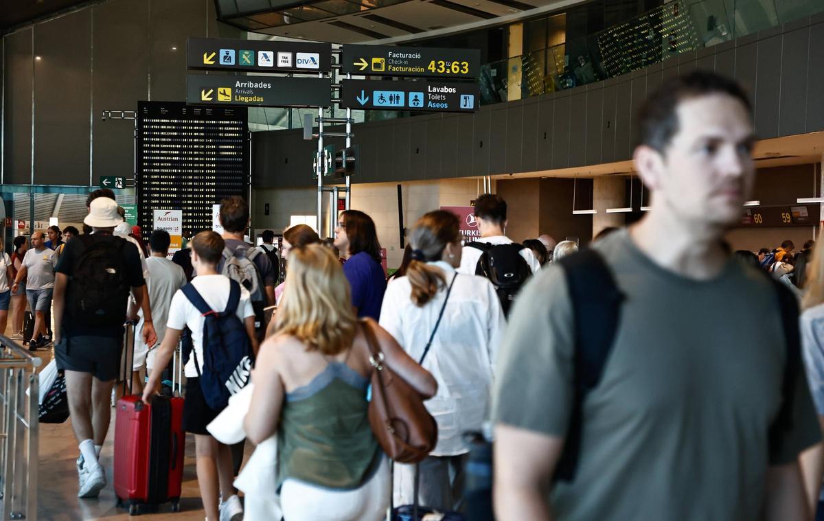 Turistas en el aeropuerto de Valencia, el pasado verano.