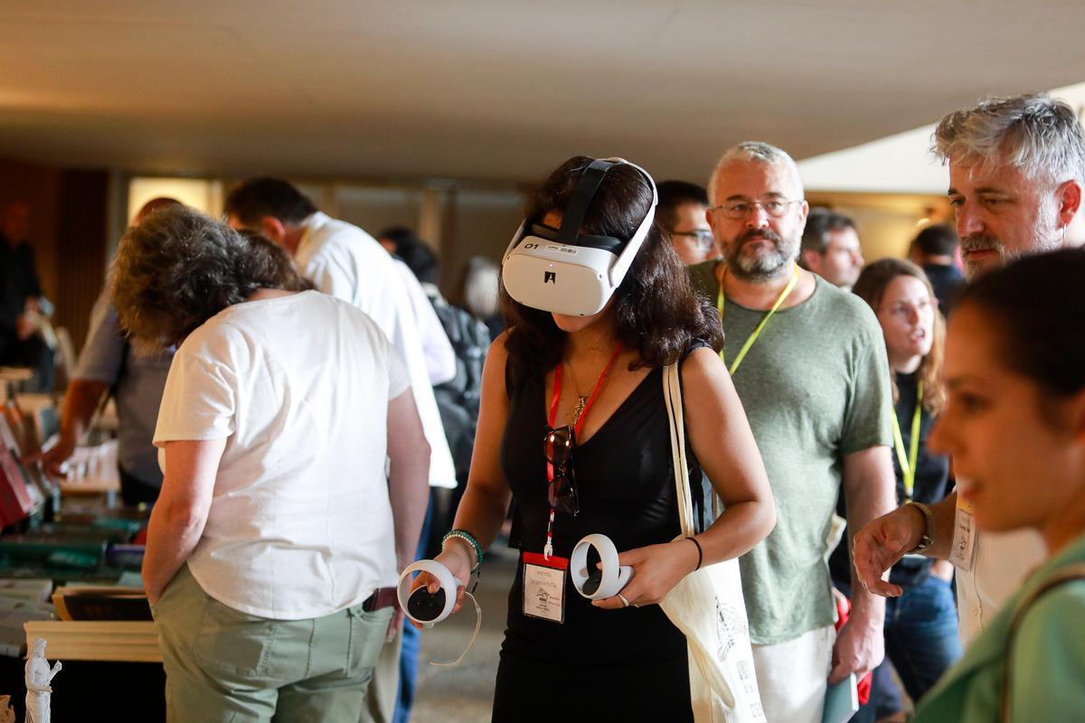 Una mujer que asiste al congreso prueba la realidad virtual.