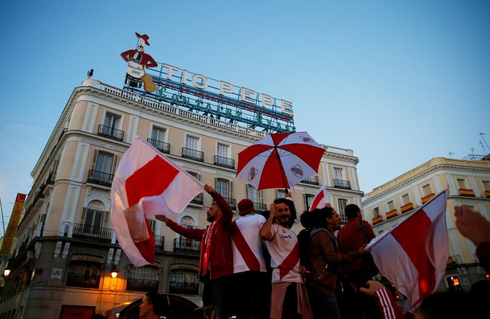 Las aficiones de River y Boca llenan Madrid