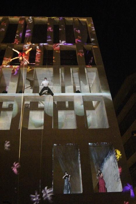 Danza vertical sobre la fachada del Moneo