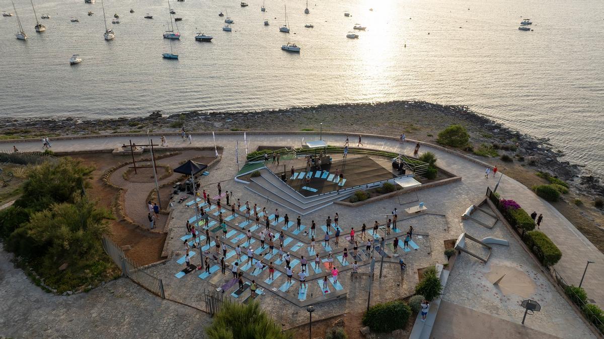 Un momento de la sesión de yoga al atardecer