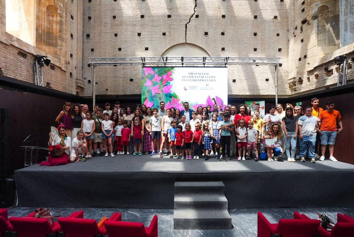 Foto de familia de los premiados.