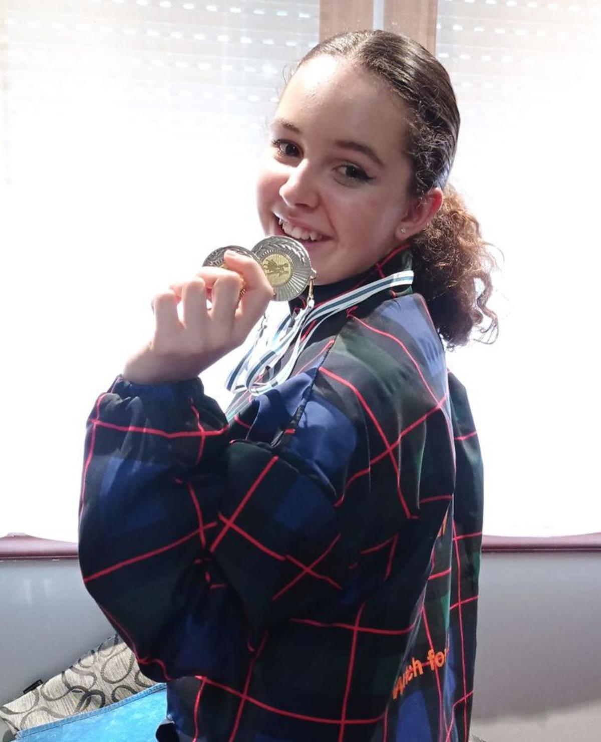 Daniela Suárez muestra orgullosa una medalla. | // CEDIDA