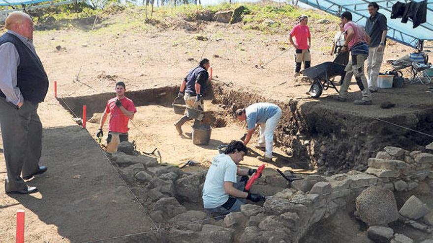 El equipo de arqueólogos se afana por descubrir los máximos secretros de Monte do Castro.  // I.Abella