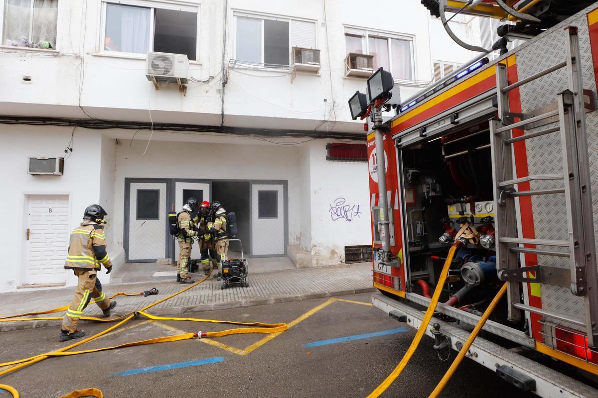 Galería de imágenes del incendio en los bajos del antiguo cine Cartago de Ibiza