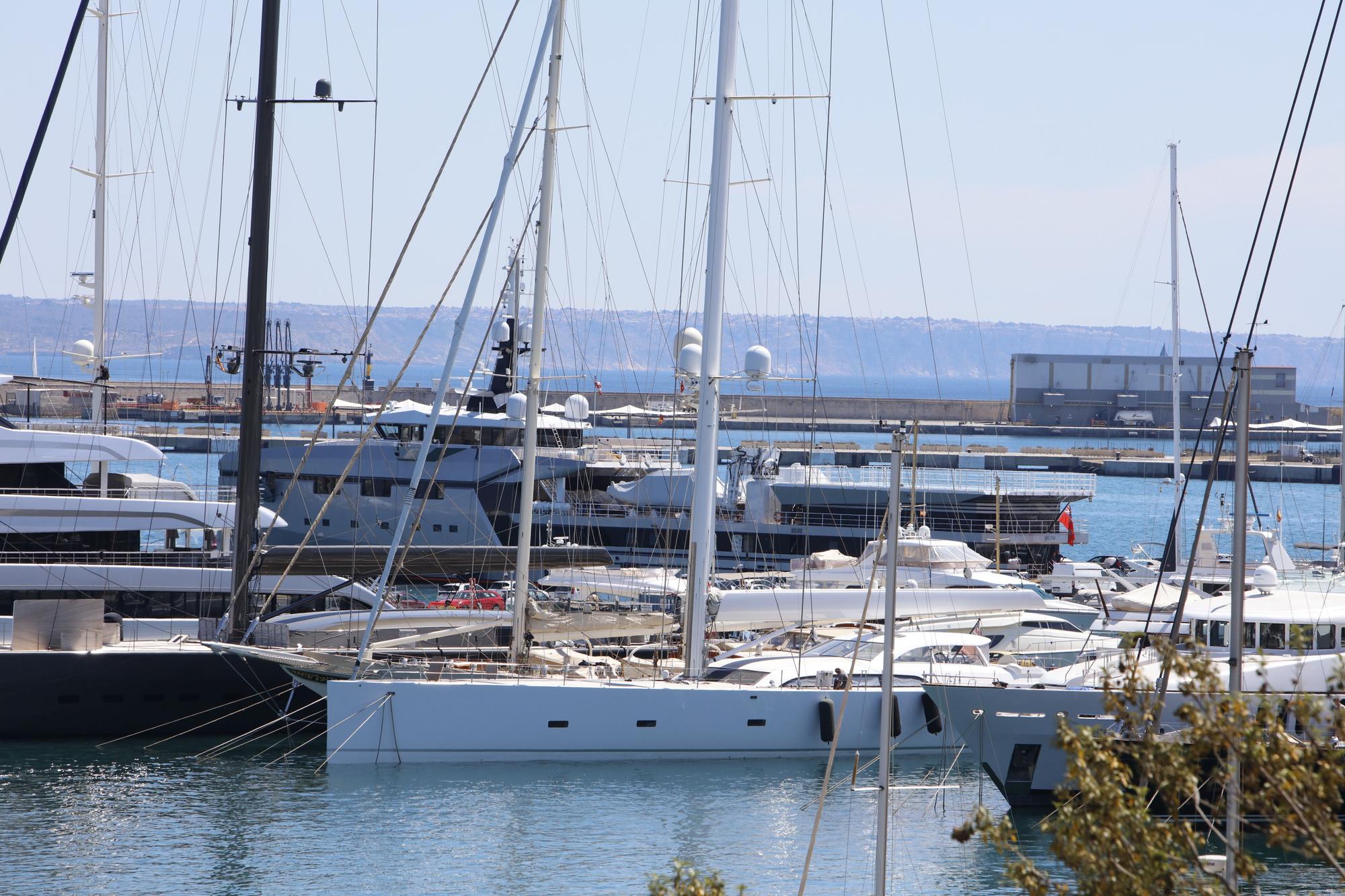 Das 76-Meter-Beiboot "Abeona" von Jeff Bezos am Hafen von Palma de Mallorca