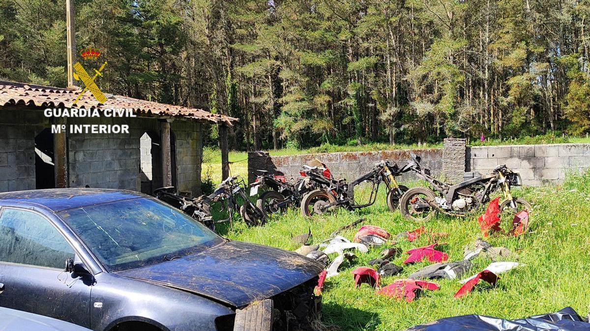 Vehículos recuperados por la Guardia Civil en Vila de Cruces.