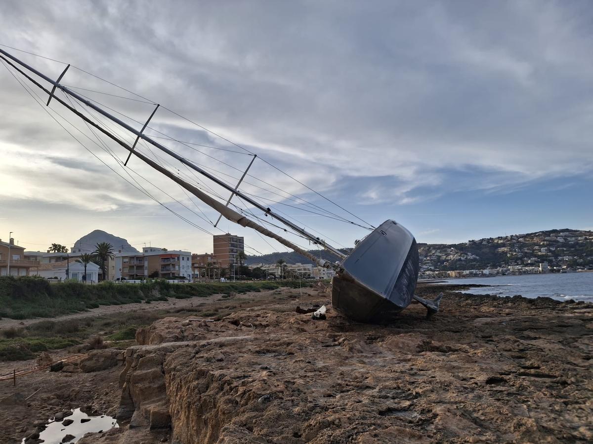Nueve meses encallado en Xàbia: las imágenes del gran velero Nueve meses encallado en Xàbia: las imágenes del gran velero