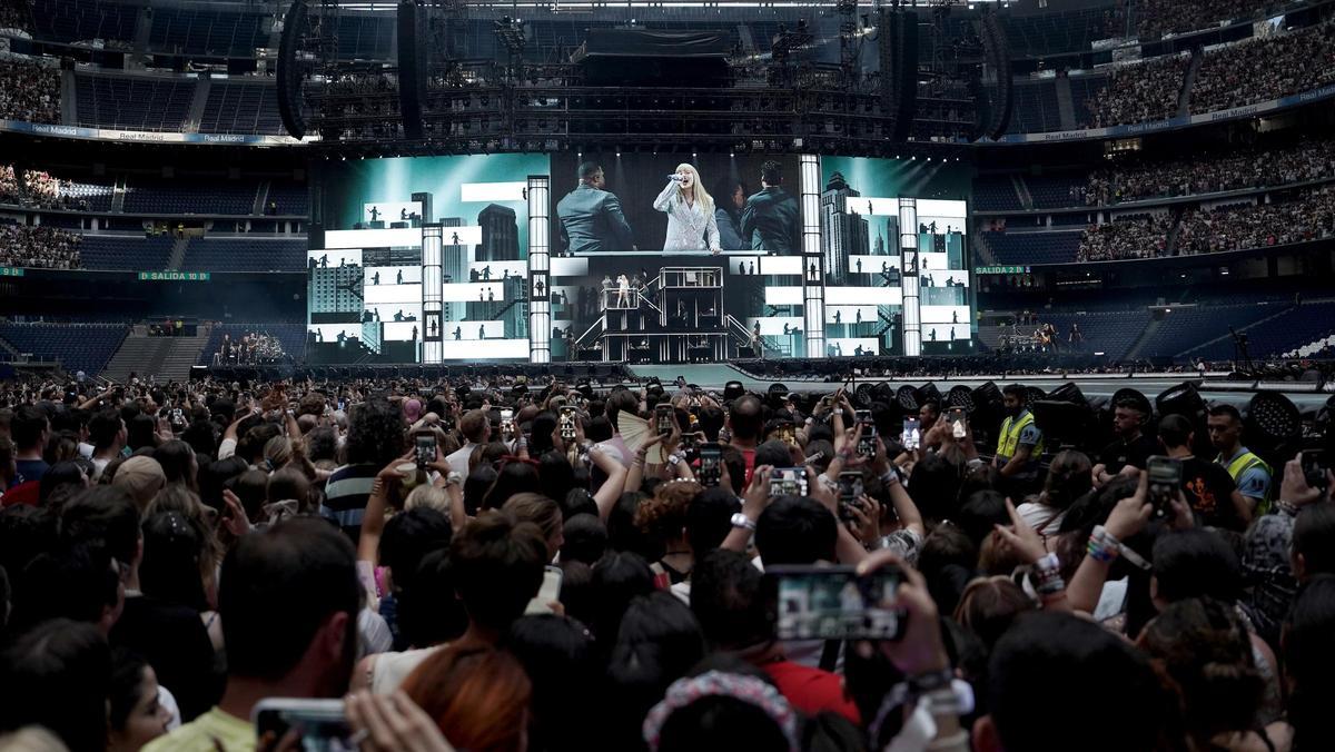 La cantante Taylor Swift durante la primera de sus dos actuaciones en el estadio Santiago Bernabéu, en el marco de la etapa europea de 'The Eras Tour'.