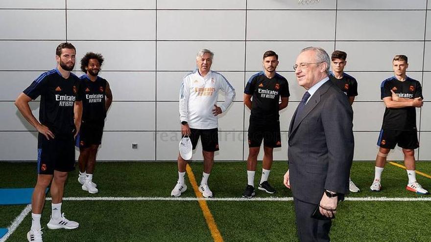 Florentino Pérez con jugadores del Real Madrid