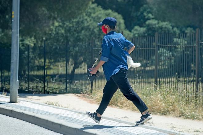 Chenoa, de paseo con pantalón negro, camisa vaquera y gorra