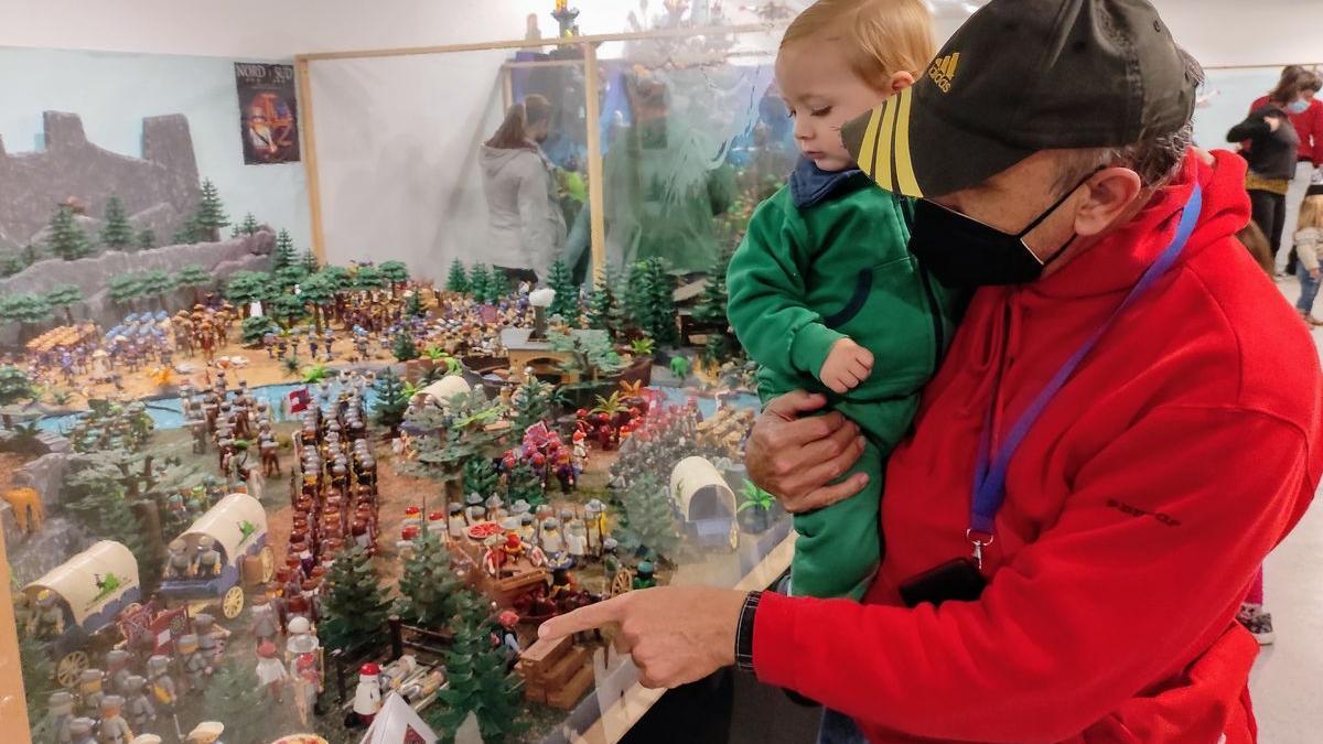 Varias generaciones acuden a ver las imaginativas recreaciones que contiene la exposición de playmobils de Burriana.