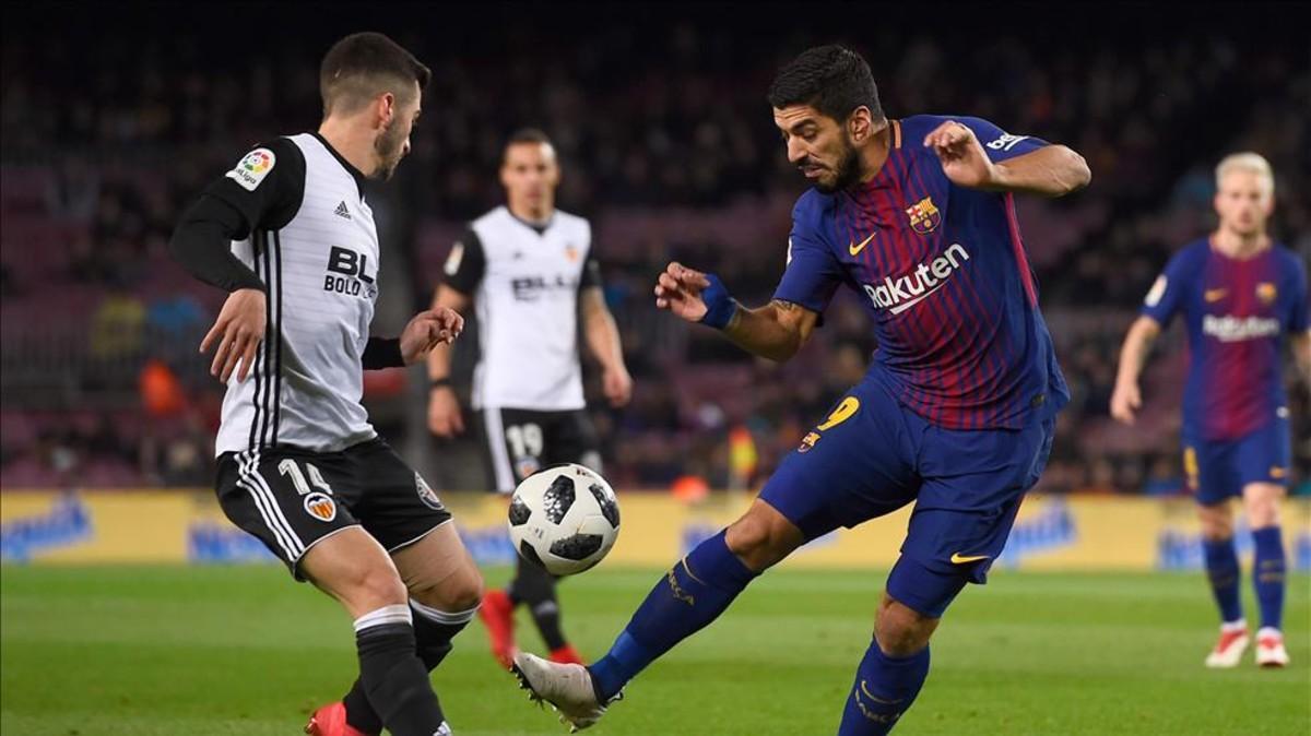 Luis Suárez se encontró con un marcaje muy pegajoso