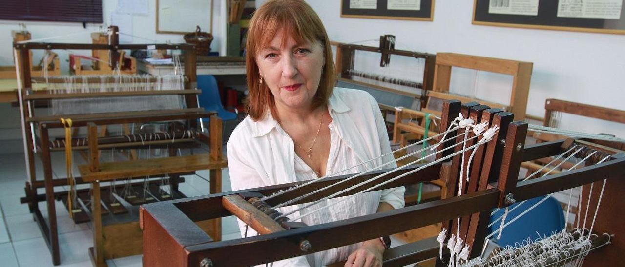 Concha Outeiriño en el telar del Centro Xaquín Lorenzo donde da clases.