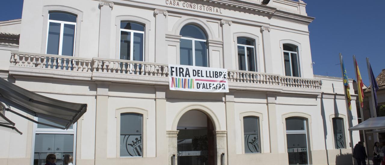 El Ayuntamiento de Alfafar promociona la IX Fira del Llibre.