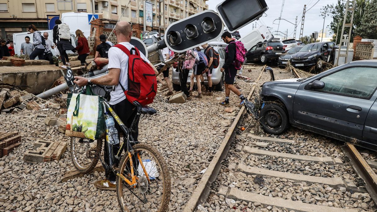 Varias personas ayudan en las labores de limpieza en Sedaví, a 31 de octubre de 2024, en Valencia, Comunidad Valenciana (España).