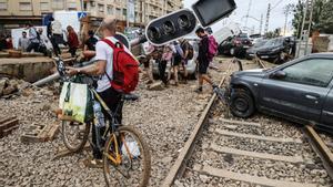 Varias personas ayudan en las labores de limpieza en Sedaví, a 31 de octubre de 2024, en Valencia, Comunidad Valenciana (España).