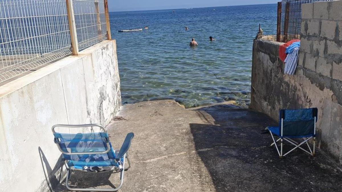 Dos hamacas, en el camino de hormigón que acaba abruptamente en la playa en ruinas