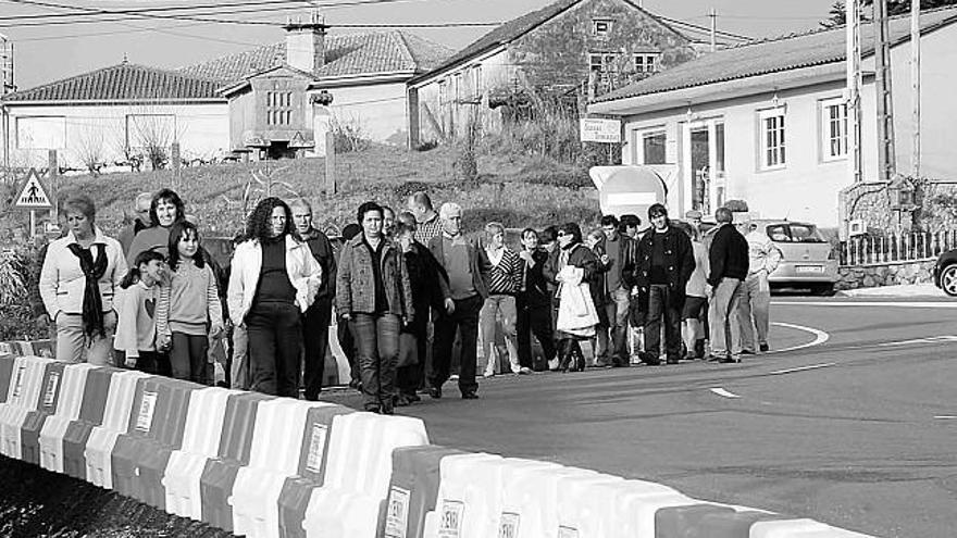 Los vecinos de Vincios se manifestaron a comienzos de mes en el vial.