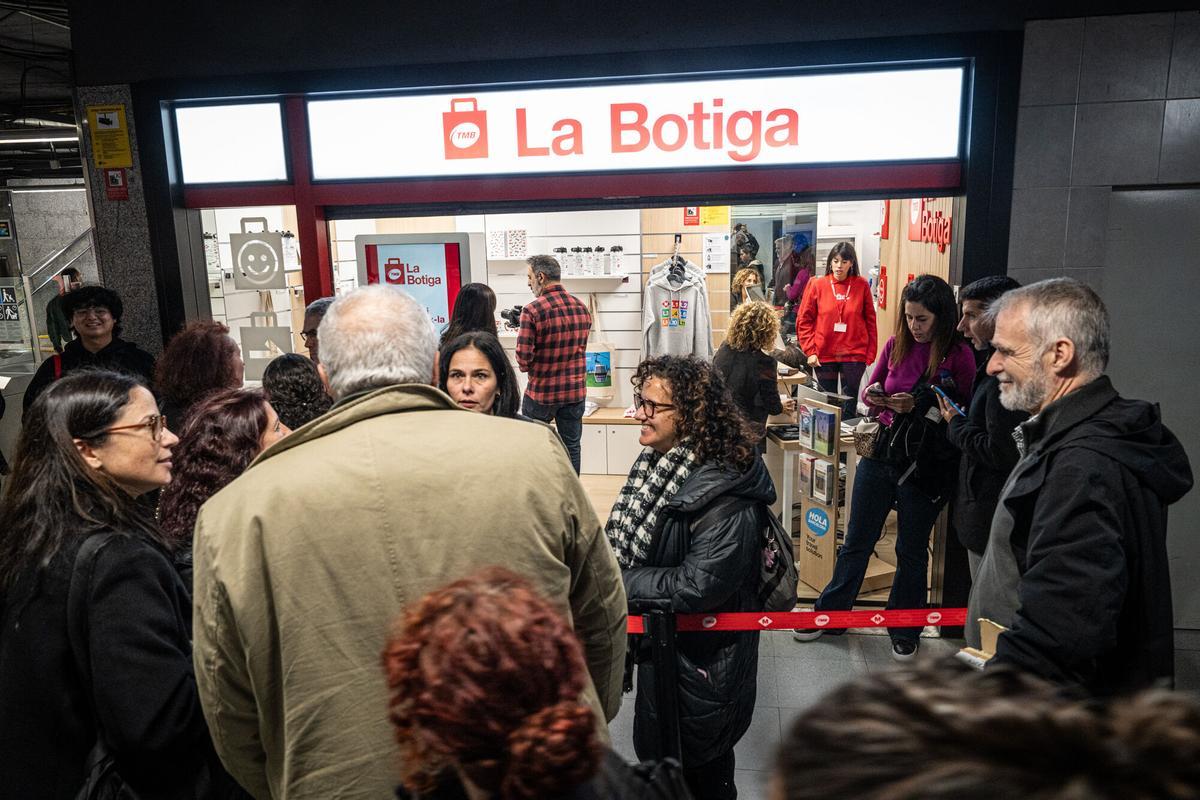 TMB presenta la primera tienda de merchandising de TMB en el metro de Barcelona, situada en la estación de Sagrada Família. Laia Bonet participa en la inauguración, este lunes. 