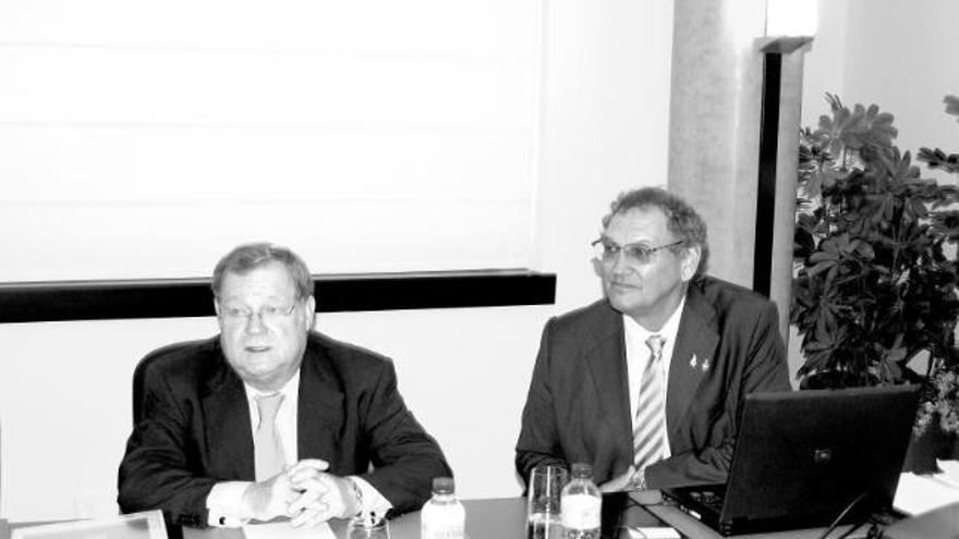 García Vigón, a la izquierda, con el embajador neozelandés.