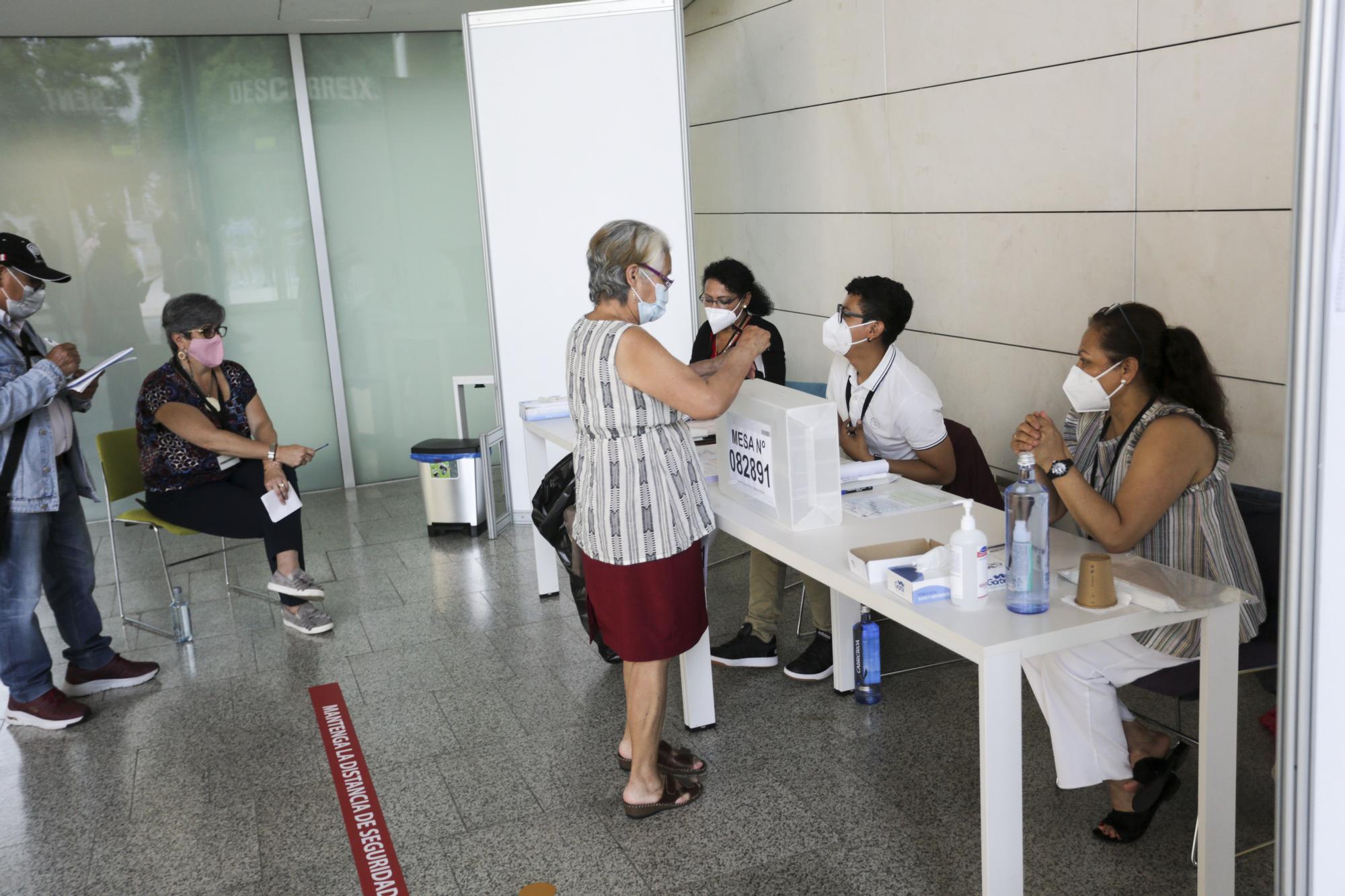 Los ciudadanos peruanos residentes en la Comunitat votan en la segunda vuelta de las Elecciones Generales 2021