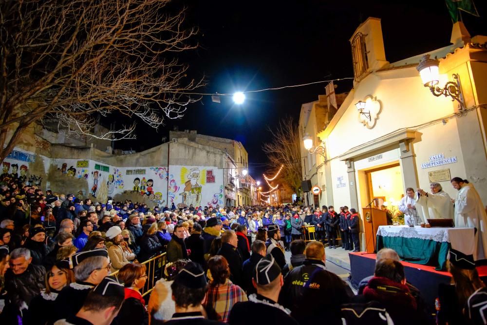 Elda arropa a San Antón pese al frío