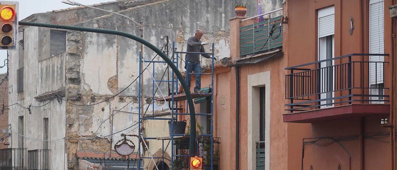 Un operari reparant una teulada des d’una bastida, dijous passat a la Bisbal.