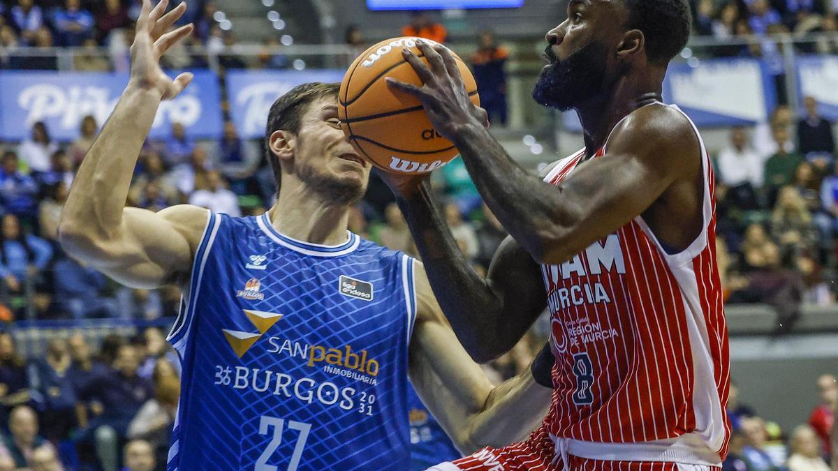 Howard Sant-Roos entra a canasta en el partido Recoletas Burgos-UCAM Murcia