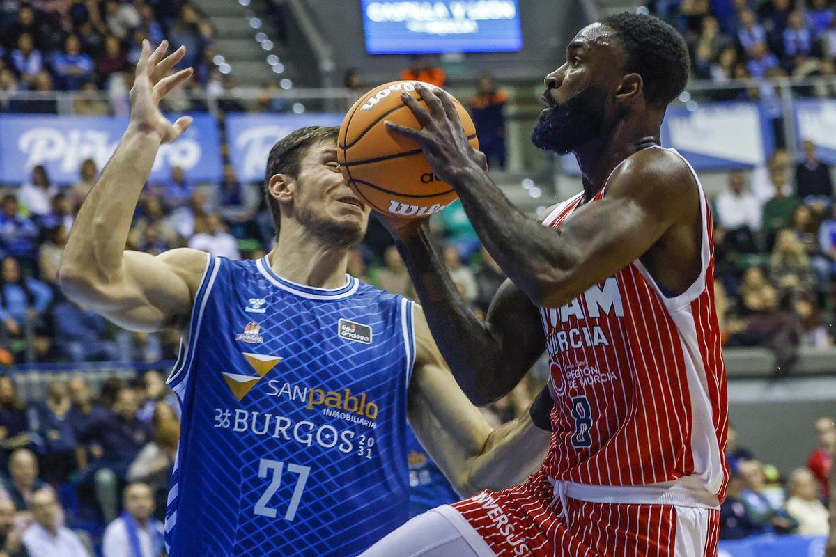 Howard Sant-Roos entra a canasta en el partido Recoletas Burgos-UCAM Murcia