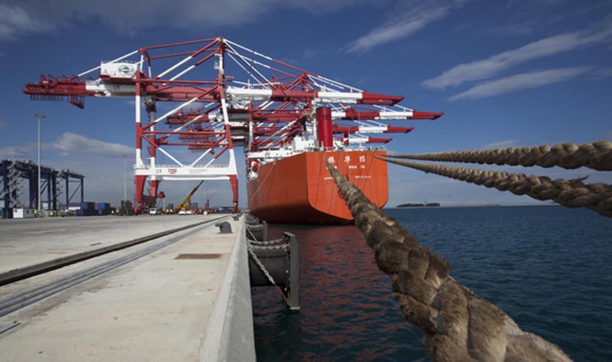 El conseller de Territori i Sostenibilitat, Lluís Recoder, i el president del Port de Barcelona, Sixte Cambra, han anat a l’acte de benvinguda de les quatre noves grues de la terminal.