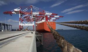 El conseller de Territori i Sostenibilitat, Lluís Recoder, i el president del Port de Barcelona, Sixte Cambra, han anat a l’acte de benvinguda de les quatre noves grues de la terminal.