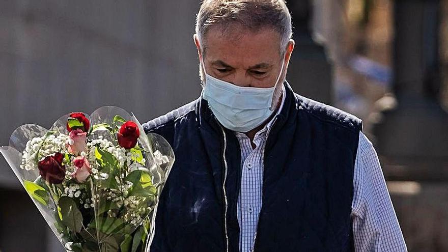 Un hombre con un ramo de rosas en Tenerife.