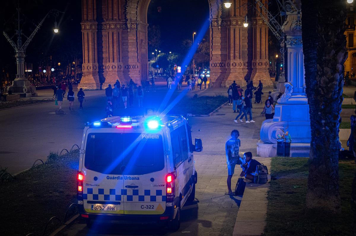 Presencia de la Guardia Urbana junto al Arc de Triomf.