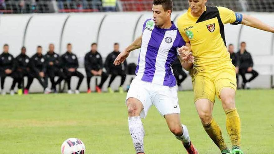 Hidi, a la derecha, pelea por un balón con un rival en un partido del Honved.