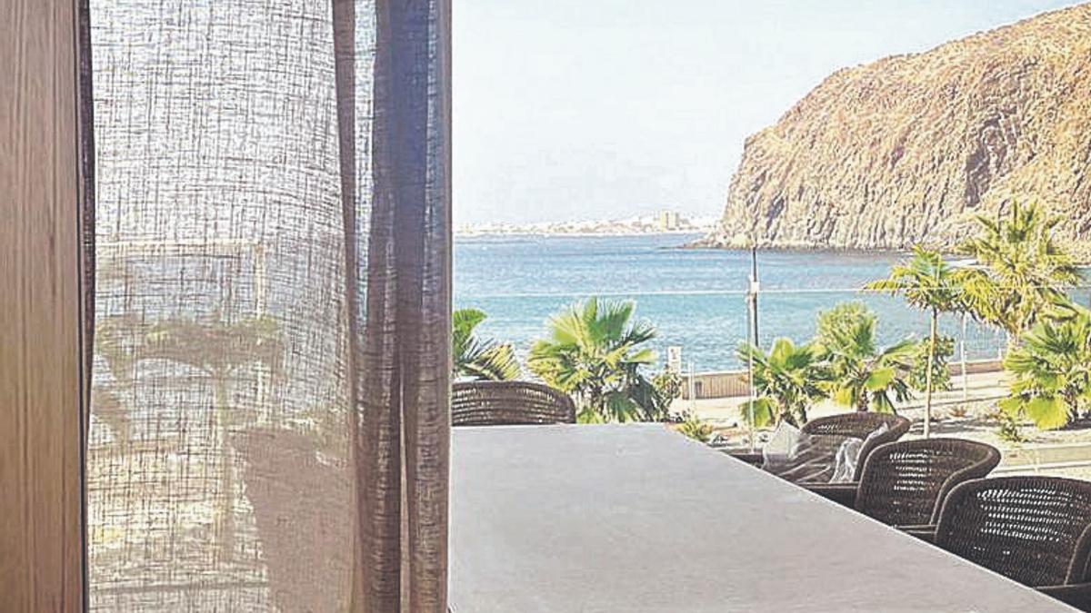 Una villa asentada sobre el mar.