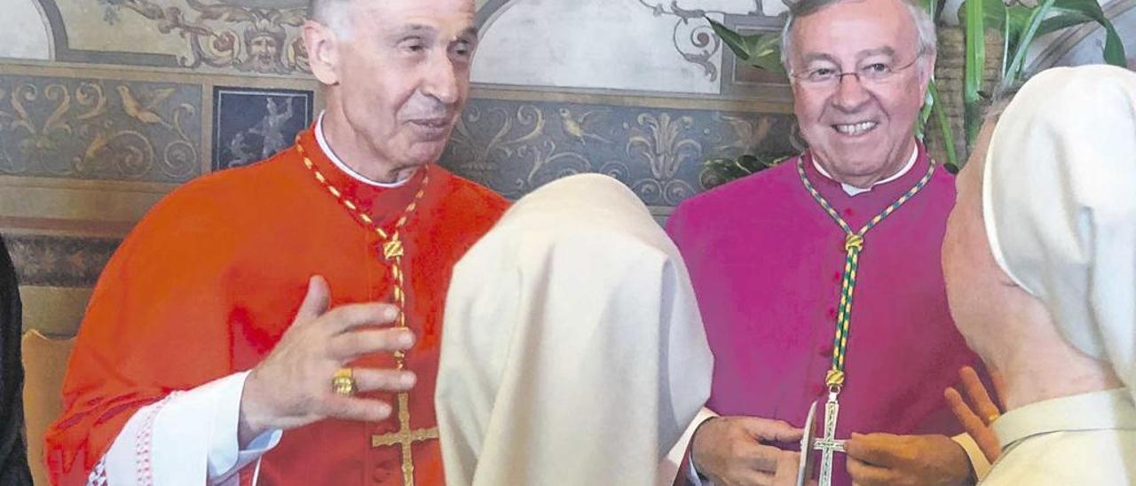 El obispo de Mallorca, Sebastià Taltavull (derecha), junto al cardenal Luis Ladaria, la semana pasada en Roma.