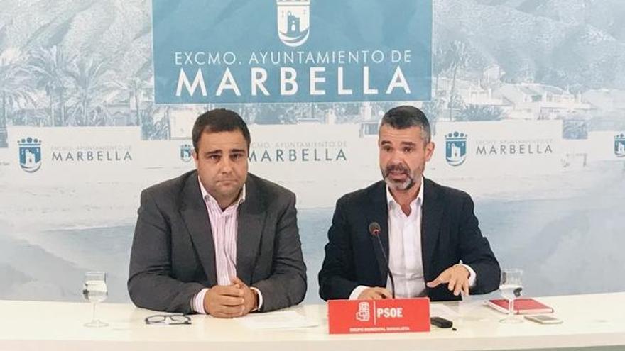 Los ediles socialistas Manuel Morales y José Bernal, en rueda de prensa.