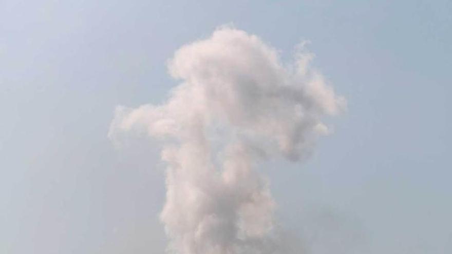 Un penacho de humo se eleva al cielo en la zona de la ría.