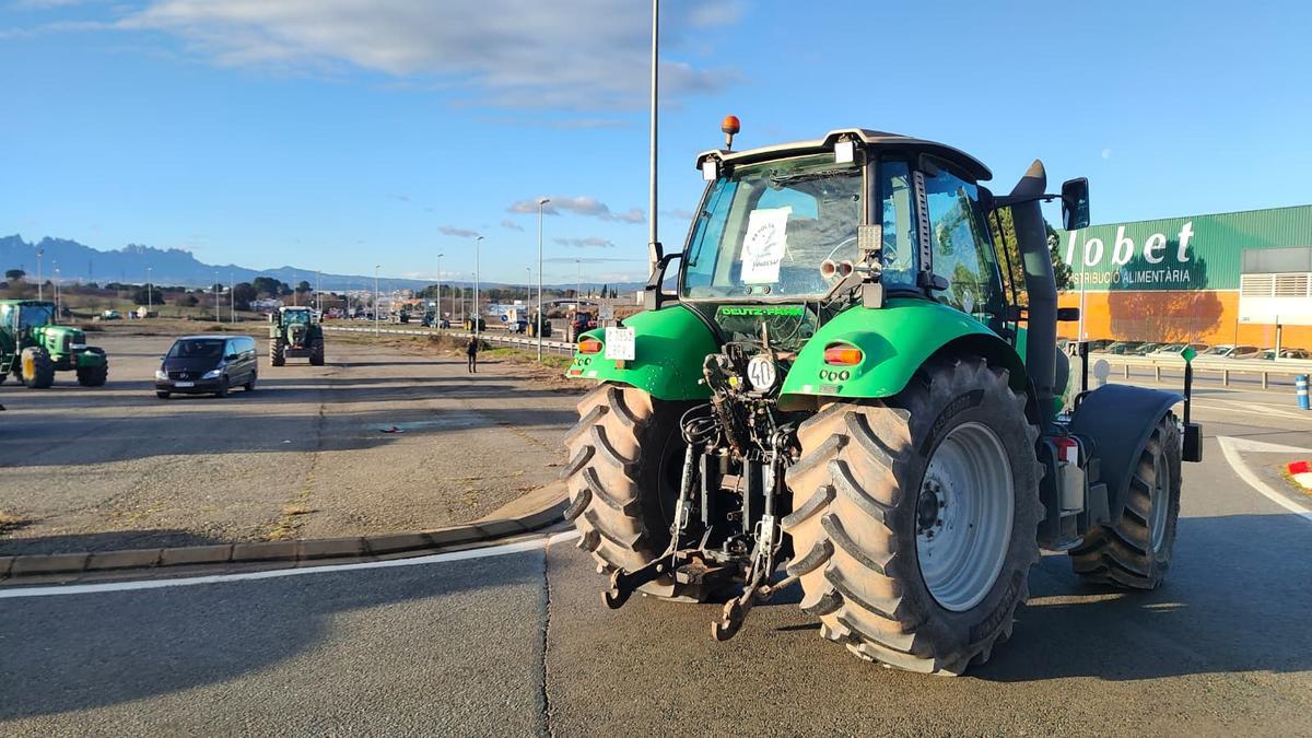 Tractors del Bages i el Berguedà marxen per la C-16 cap a Barcelona per celebrar el segon aniversari de la Revolta Pagesa