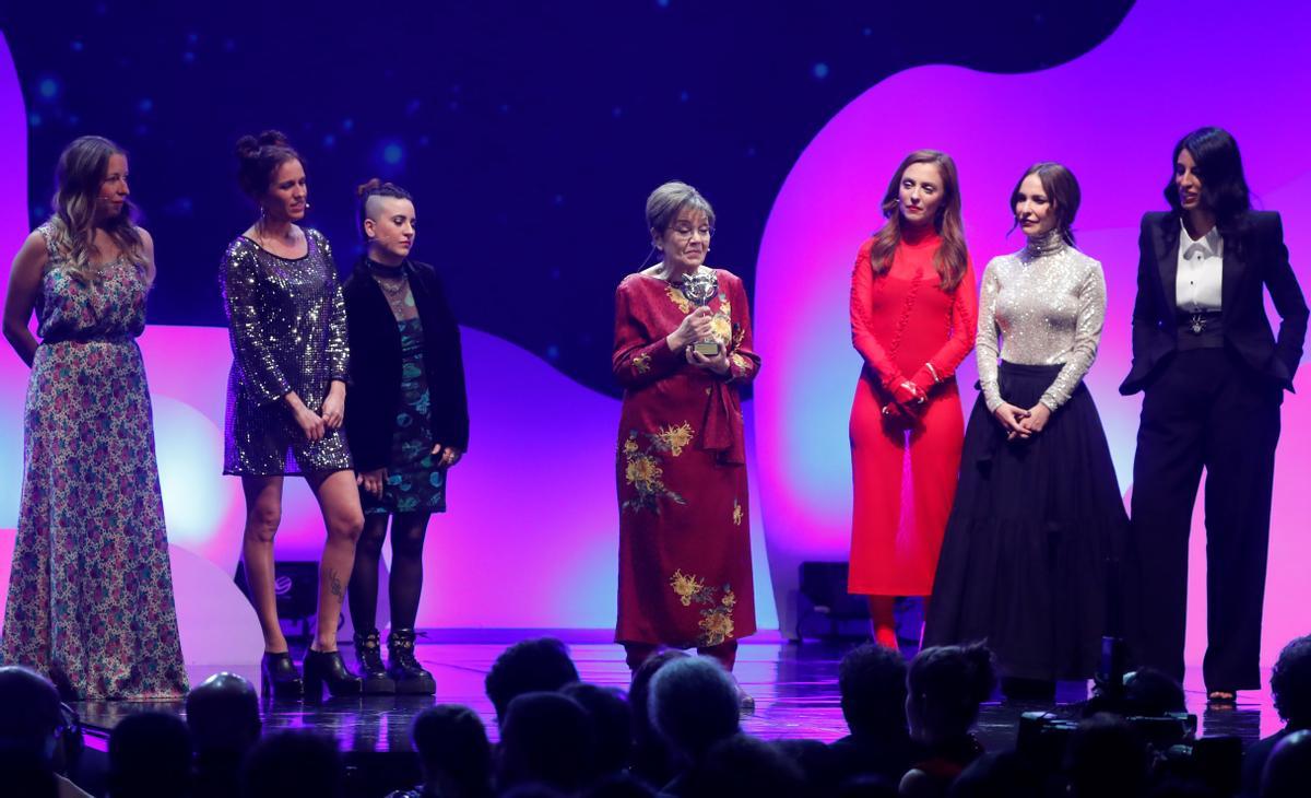 Cecilia Bartolomé, con su Feroz de honor, arropada por seis cineastas, entre ellas, las aragonesas Pilar Palomero y Paula Ortiz.