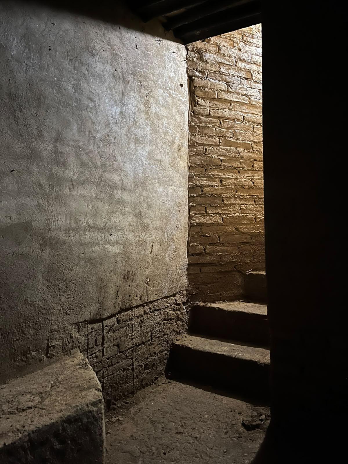 La escalera vista desde el interior del refugio.