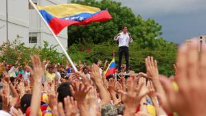 El presidente interino de Venezuela, Juan Guaidó, en un evento con sus seguidores.