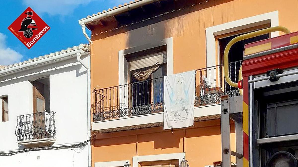 Vecinos rescatan por la ventana a un hombre atrapado en el incendio de una vivienda de Orba