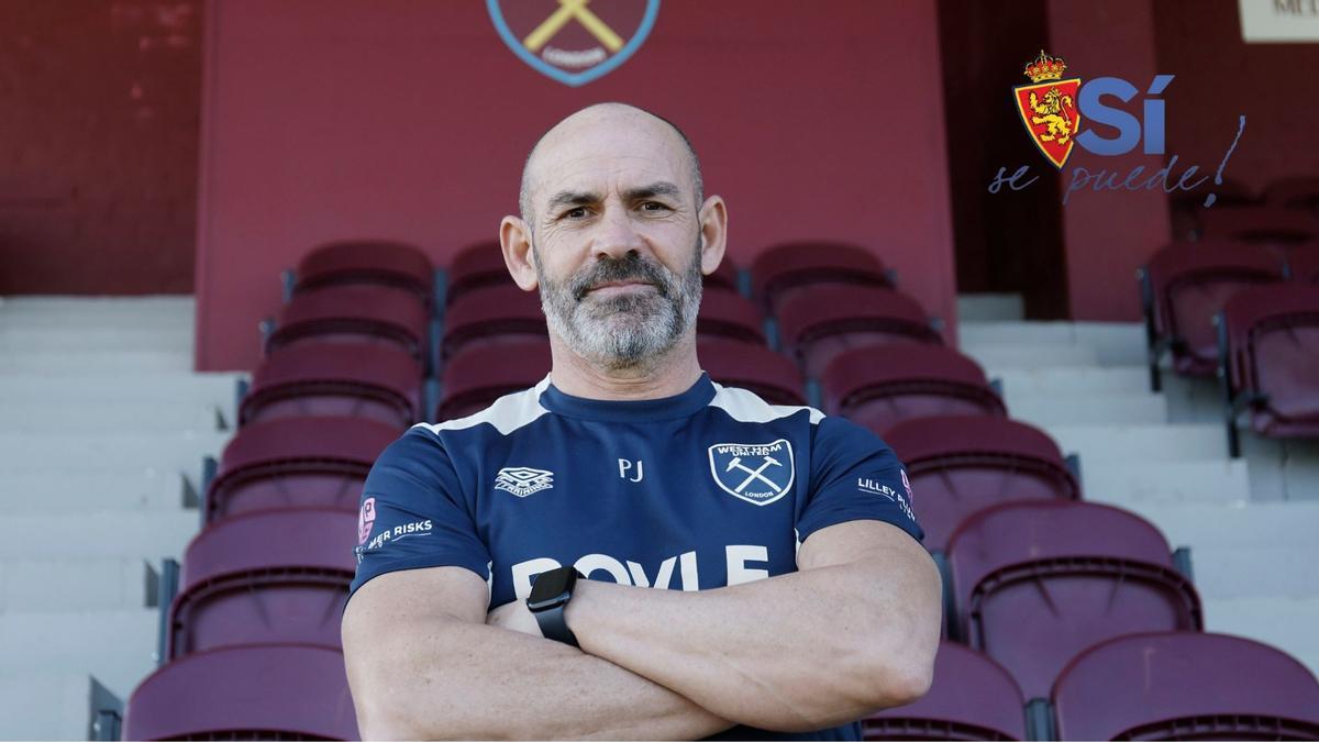 Paco Jémez posa en el estadio del West Ham, donde ahora es segundo entrenador.