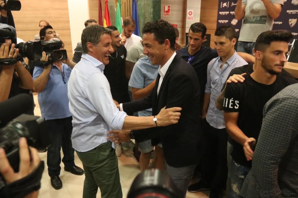 Jugadores y cuerpo técnico del Málaga CF despiden en la sala de prensa al central brasileño del Málaga CF