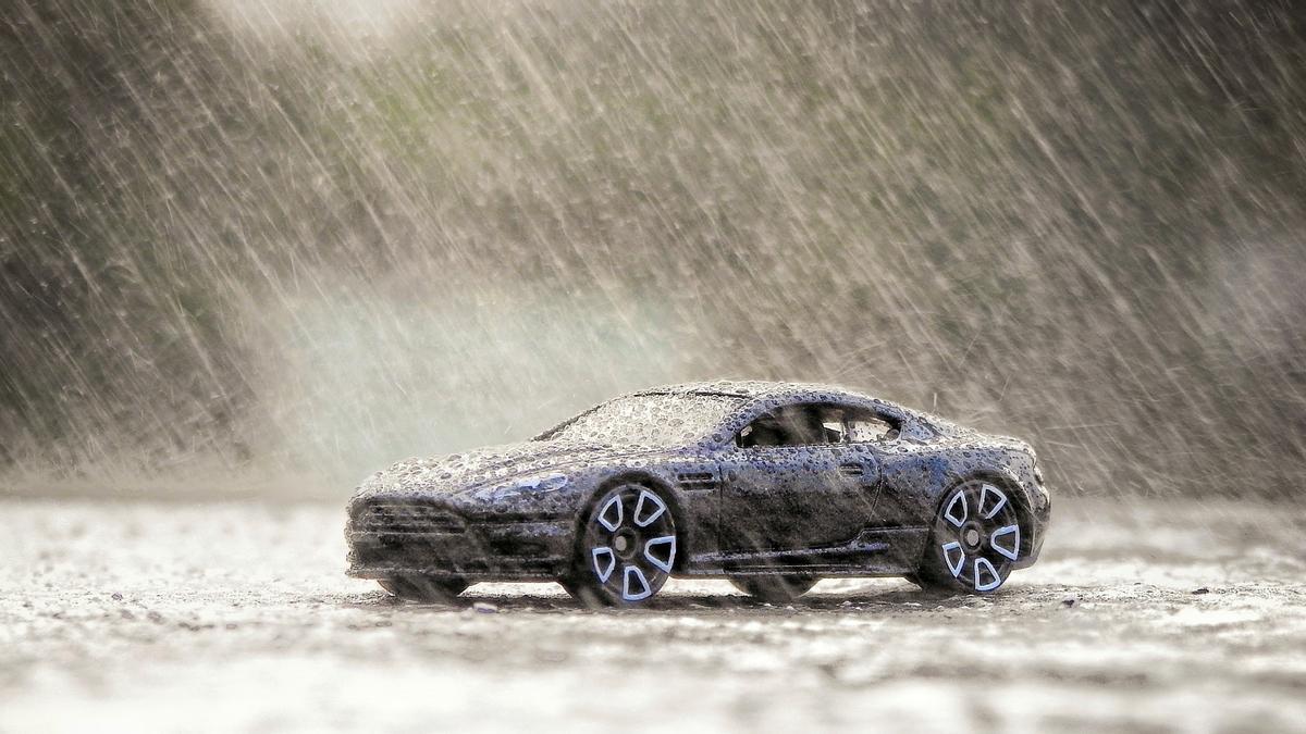 Los días de lluvia debes extremar las precauciones al volante.