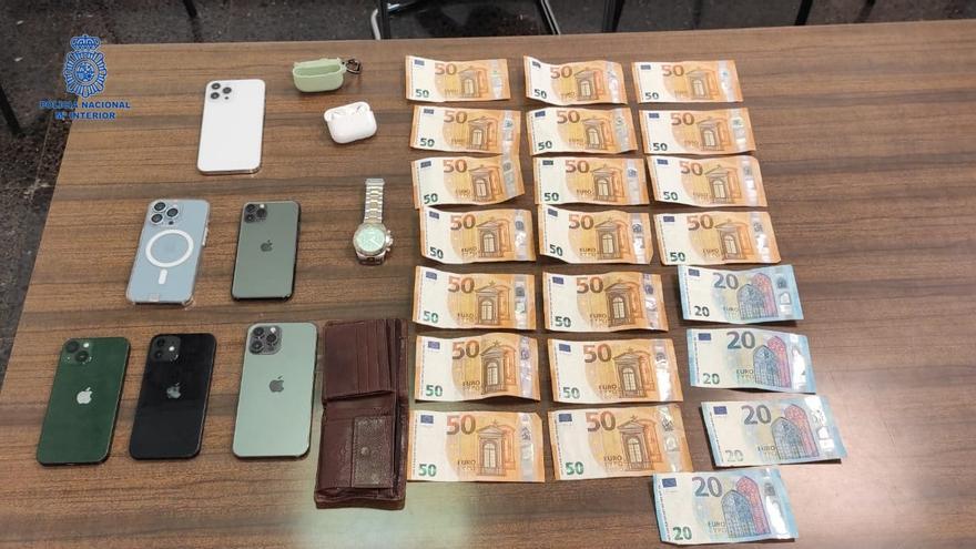 Detenido un hombre por robar un móvil y dinero en una playa de Magaluf